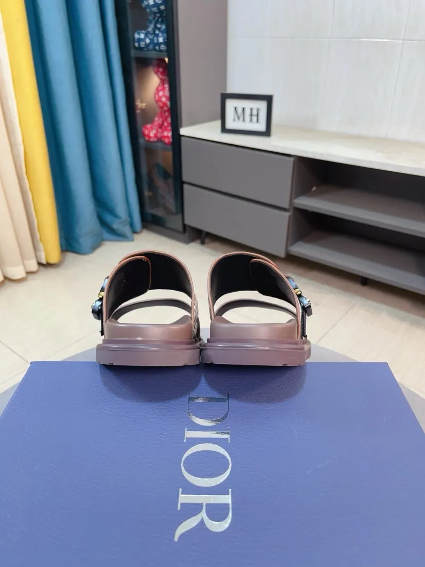 Men's Men's Shoes 💰320🌸🌸Dior Aqua Men's Sandals Slippers. Showcasing Dior haute couture design. The Dior gray suede strap is accented with an aluminum Dior buckle for added style. Paired with a comfortable tonal notch sole, they pair easily with shorts or jeans for a sophisticated look. Main body: suede cow leather, technical fabric lining: cow leather, with adjustable straps, aluminum Dior buckle, Dior gray EVA insole, tonal notch rubber outsole splicing structure👌👌size: 38-44 (45.46 customized)